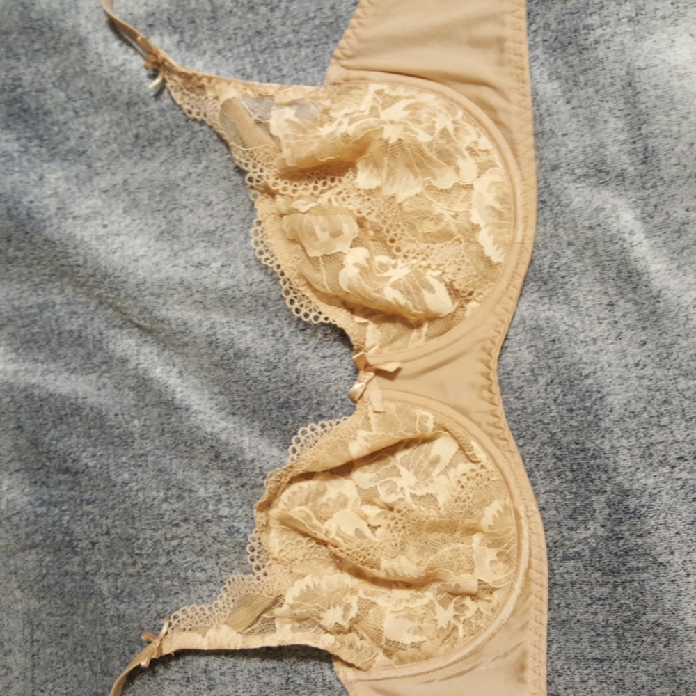 PRETTY LACE BRA. NEW NEVER WORN